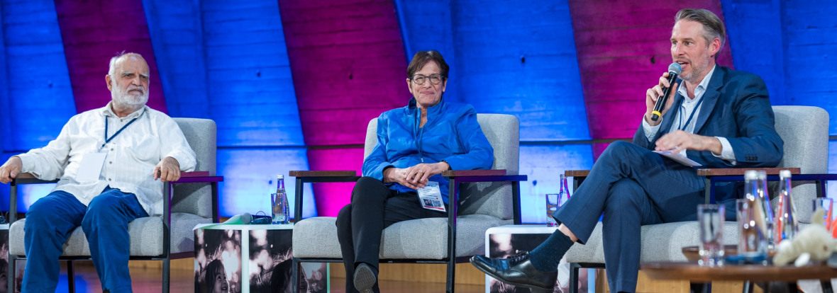 Trois personnes sur scène durant une table ronde au congrès des neurosciences