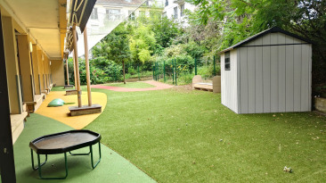 Jardin avec jouets au sein de la Crèche Babilou Paris Alésia