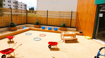 Extérieur avec jeux de la crèche Babilou Franconville Marais