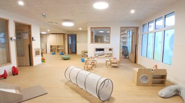 Vue annexe d'une salle d'éveil au sein de la crèche Babilou Saint-Maur Condé Normandie 