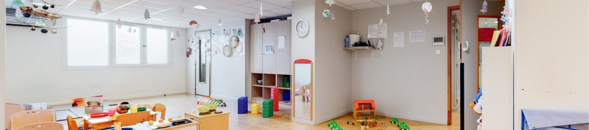 Salle d'éveil avec jeux de la crèche Babilou Saint-Priest Pic et Colegram