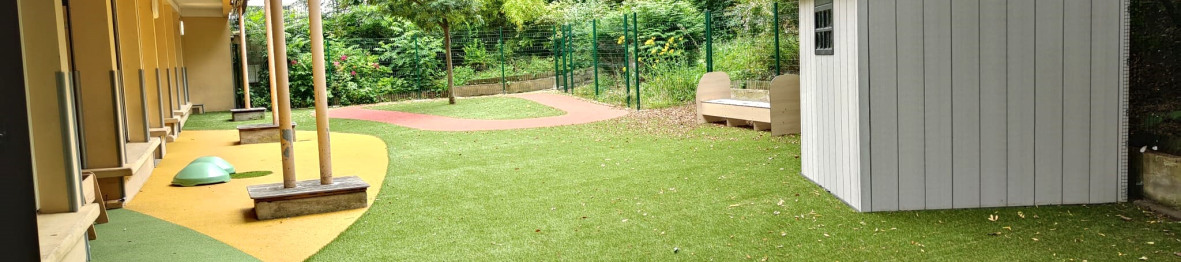 Jardin avec jouets au sein de la Crèche Babilou Paris Alésia