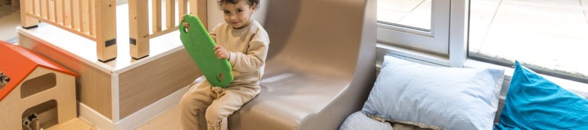 Un enfant en crèche Babilou qui joue 