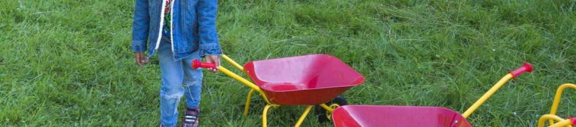 Une enfant en crèche Babilou qui joue dans le jardin