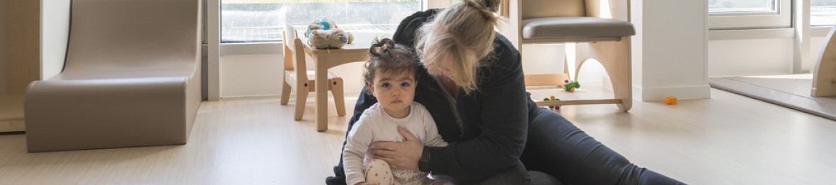 Une pro en crèche jouant avec un enfant