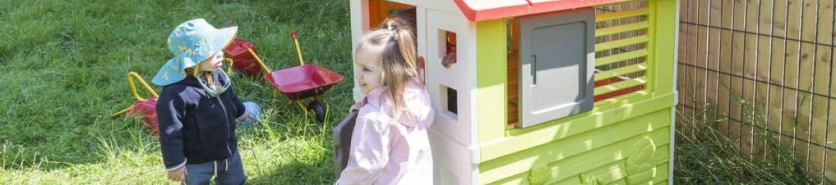 Deux enfants en crèche dans le jardin