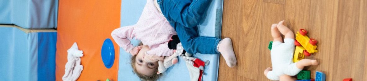 Une enfant en crèche Babilou qui joue