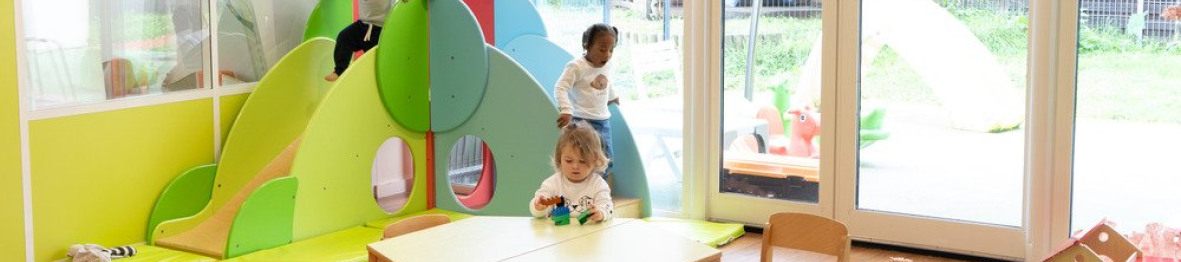 Un groupe d'enfant en crèche qui jouent 