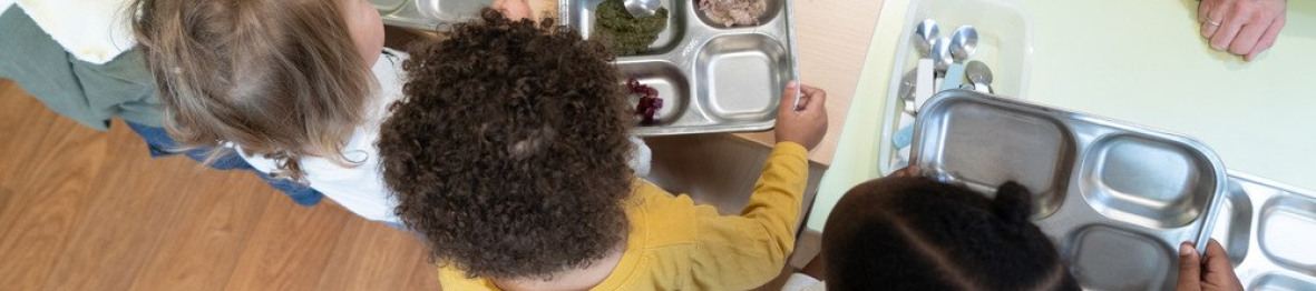 L'heure du repas en crèche