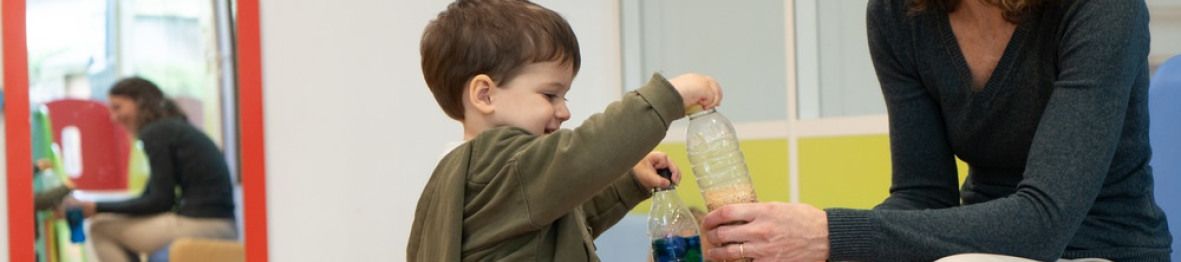 Une pro en crèche en interaction avec un enfant