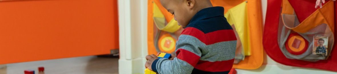 Un enfant en crèche qui joue 