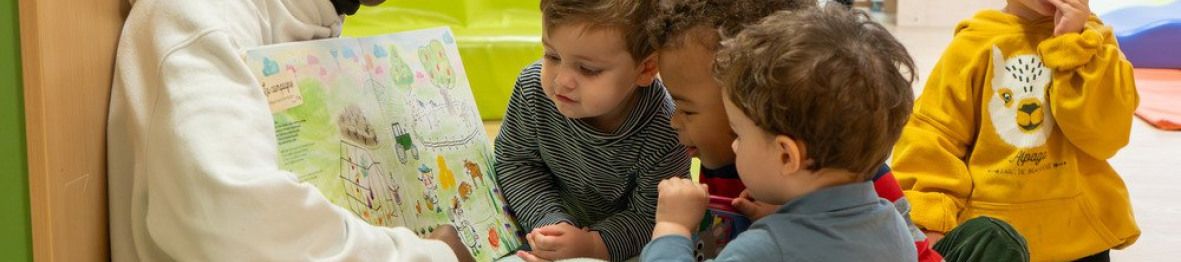 Une pro en crèche jouant avec un groupe d'enfants