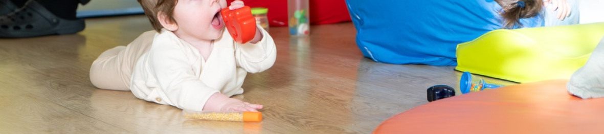 Un enfant en crèche Babilou qui joue 