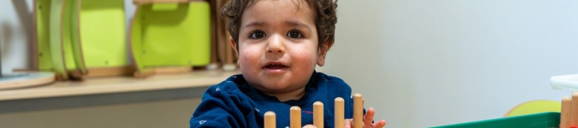 Un enfant en crèche Babilou qui joue  