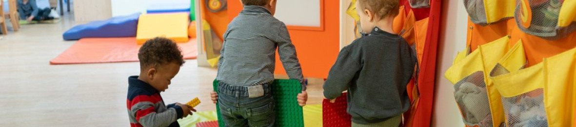 Trois enfants en crèche qui jouent