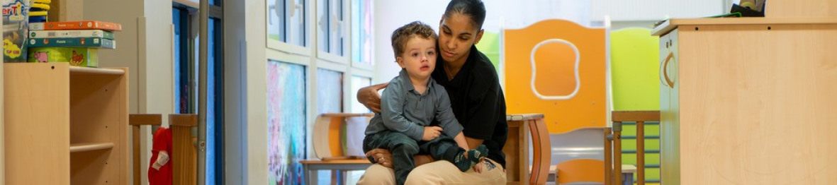 Une pro en crèche en interaction avec un enfant