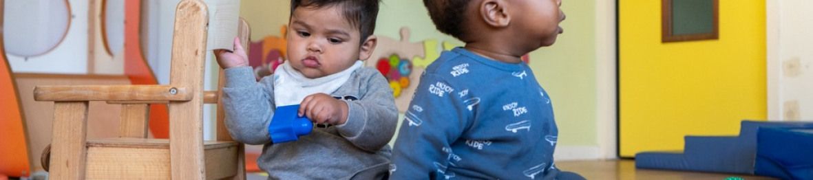 Deux enfants en crèche qui jouent