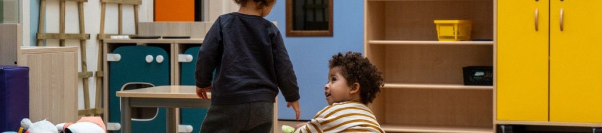 Deux enfants en crèche qui jouent