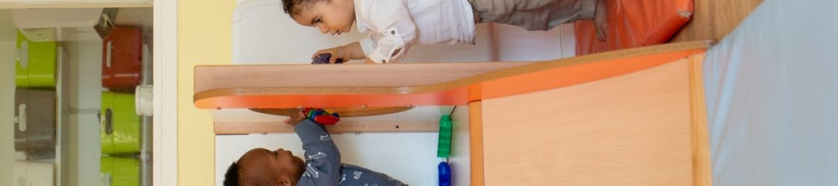 Deux enfants en crèche qui jouent 