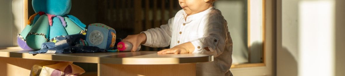 Un enfant en crèche qui joue