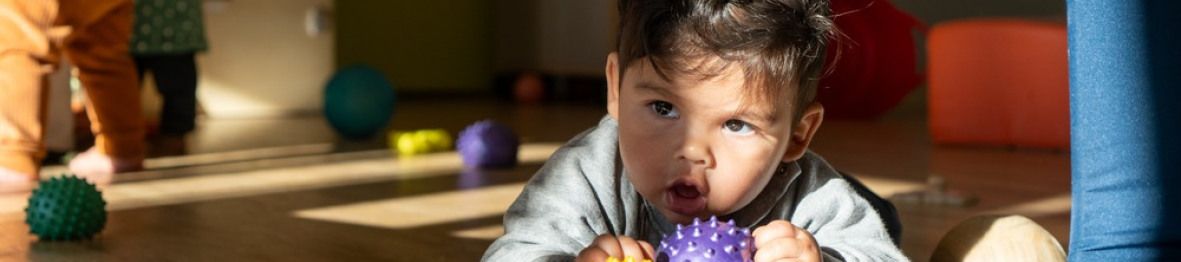 Un enfant en crèche qui joue 