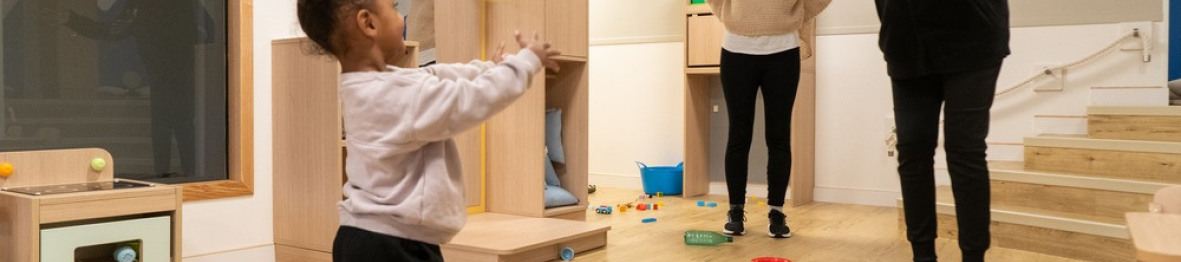 Deux pro crèche qui jouent avec un enfant