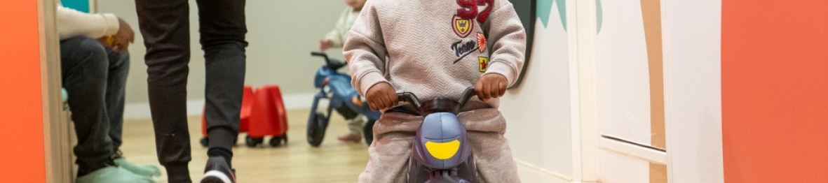 Un enfant en crèche qui joue 