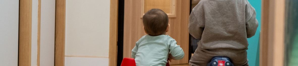 Deux enfants en crèche qui jouent