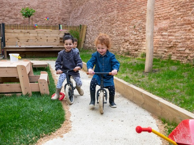 257 - Babilou Toulouse Hauts Murats - deux enfants avec des vélos