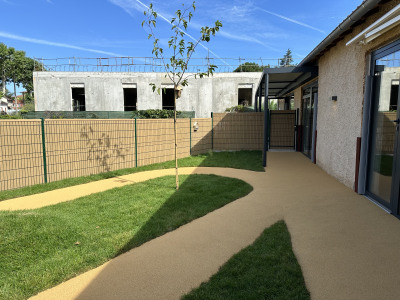 Espace extérieur de la crèche Babilou Cahors 7e Régiment