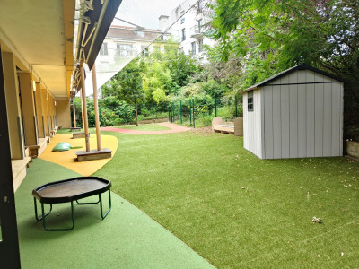 Jardin avec jouets au sein de la Crèche Babilou Paris Alésia