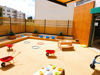 Extérieur avec jeux de la crèche Babilou Franconville Marais