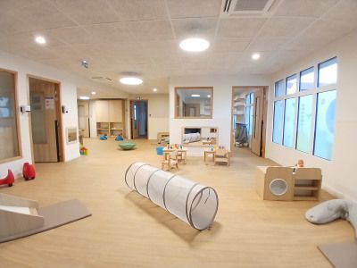 Vue annexe d'une salle d'éveil au sein de la crèche Babilou Saint-Maur Condé Normandie 