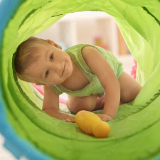 Un bébé dans un tunnel vert