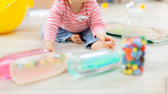 Activité Des Tout-petits Pour Le Développement Moteur Et Sensoriel. Des  Mains De Bébé Avec Des Jouets En Bois Colorés Sur La Table Photo stock -  Image du lumière, moteur: 252563546