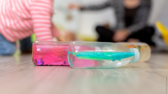 Activité Des Tout-petits Pour Le Développement Moteur Et Sensoriel. Des  Mains De Bébé Avec Des Jouets En Bois Colorés Sur La Table Photo stock -  Image du lumière, moteur: 252563546