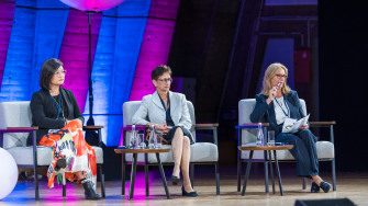 Trois intervenantes durant une table ronde au congrès des neurosciences