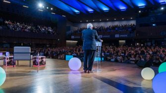 Intervention de James Heckman durant le congrès photo prise de dos